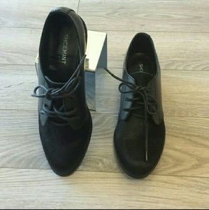 Flat shoes with laces